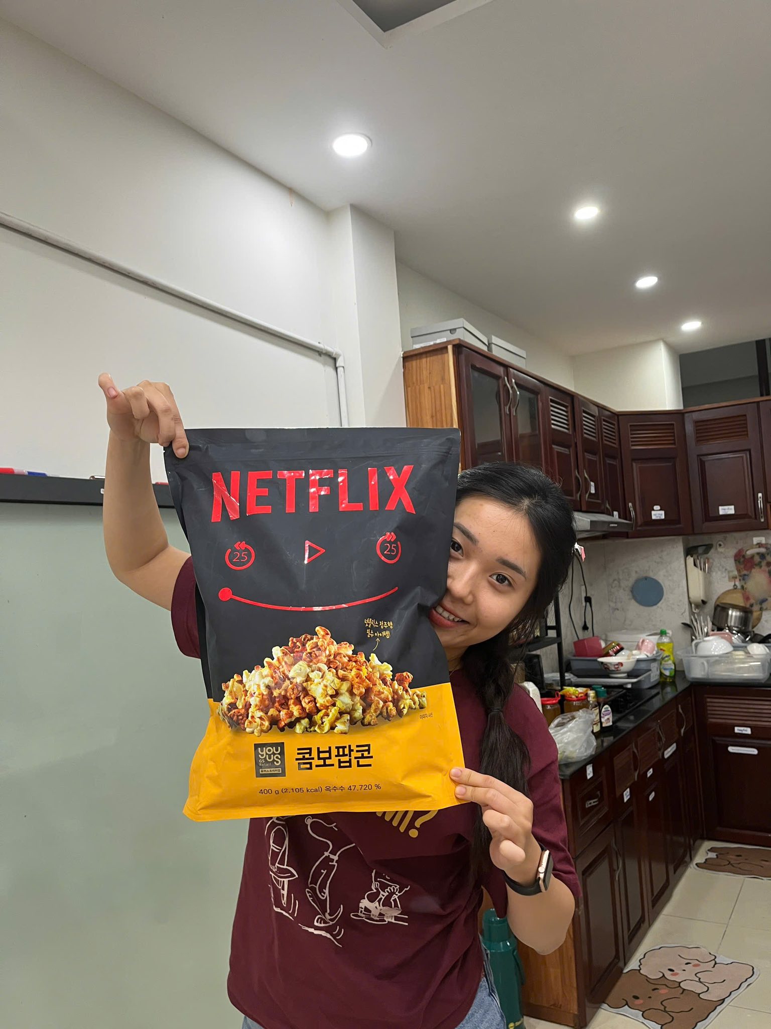 Xuka và bịch bắp rang siu to cho Ms. Dung 🍿