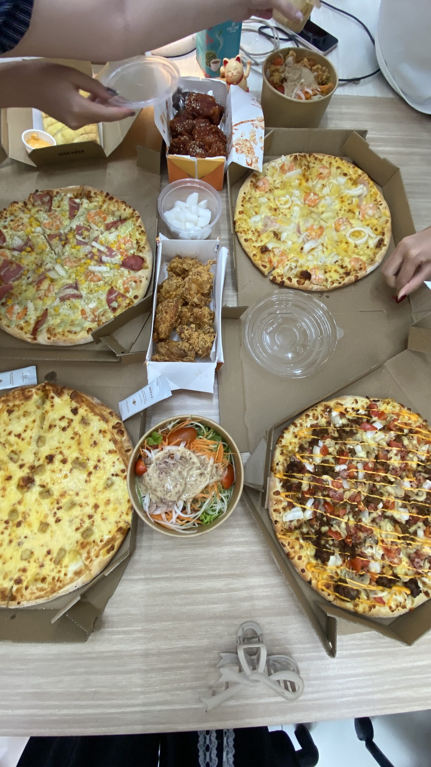 Chương cuối: Chị Lyme đãi pizza 🍕và gà rán 🍗 cho cả văn phòng