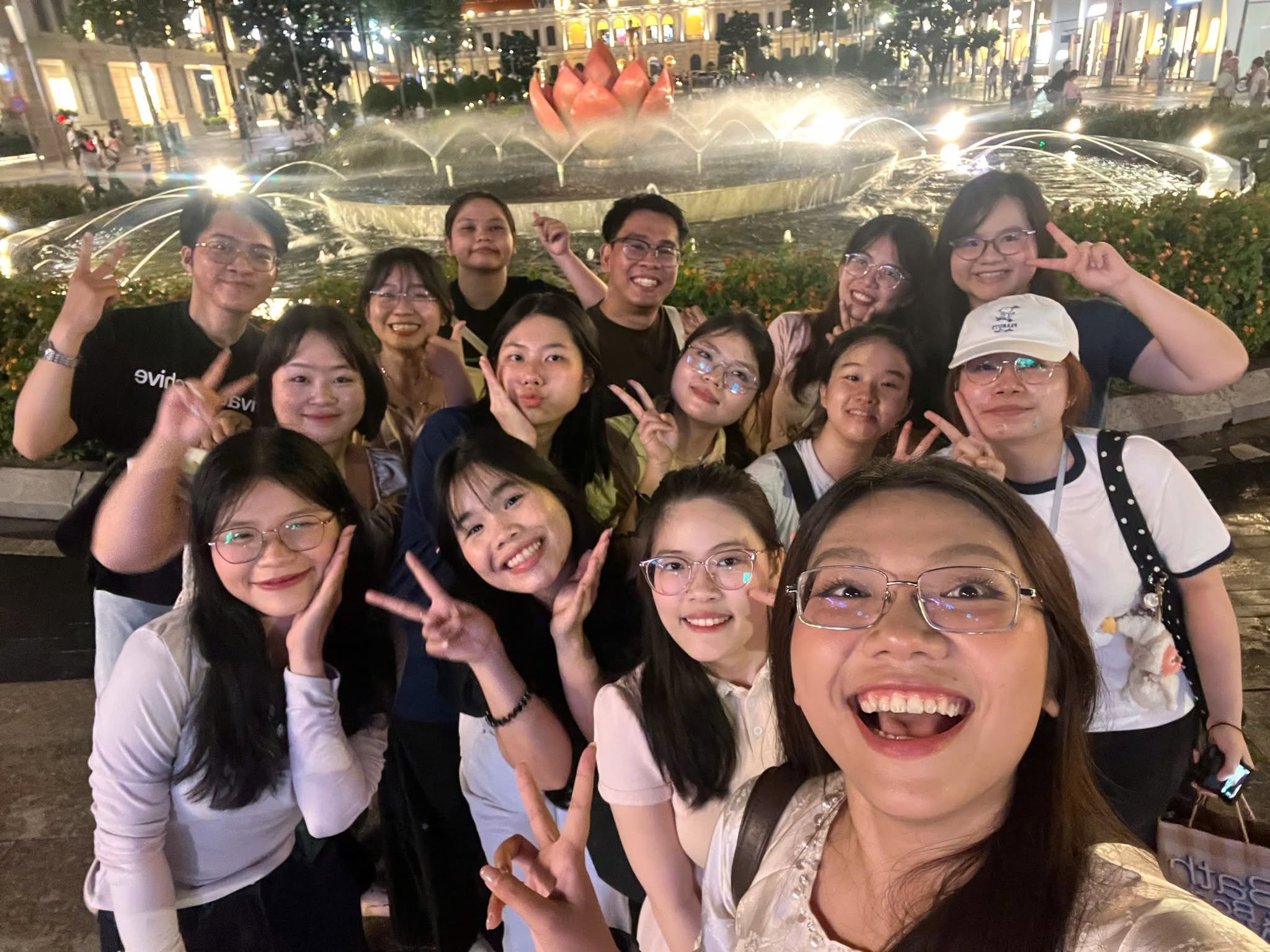 Lớp OFFB4 ra phố đi bộ “hù tây” 🌏